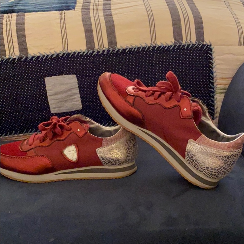 Sketchers Maroon memory foam tennis shoes